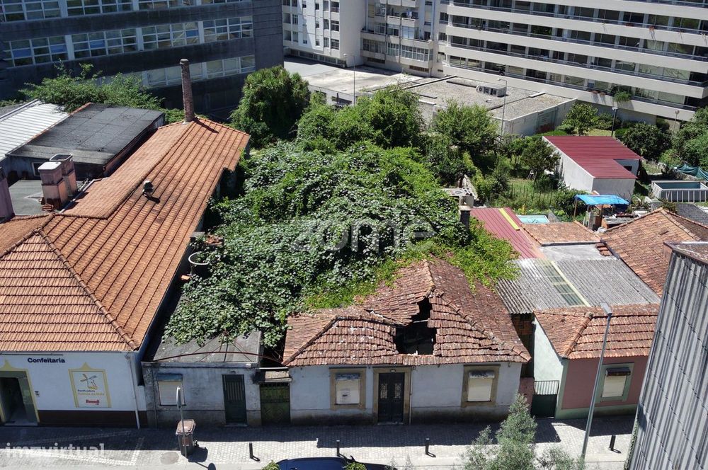 Moradia Térrea para Recuperar no Centro da Maia