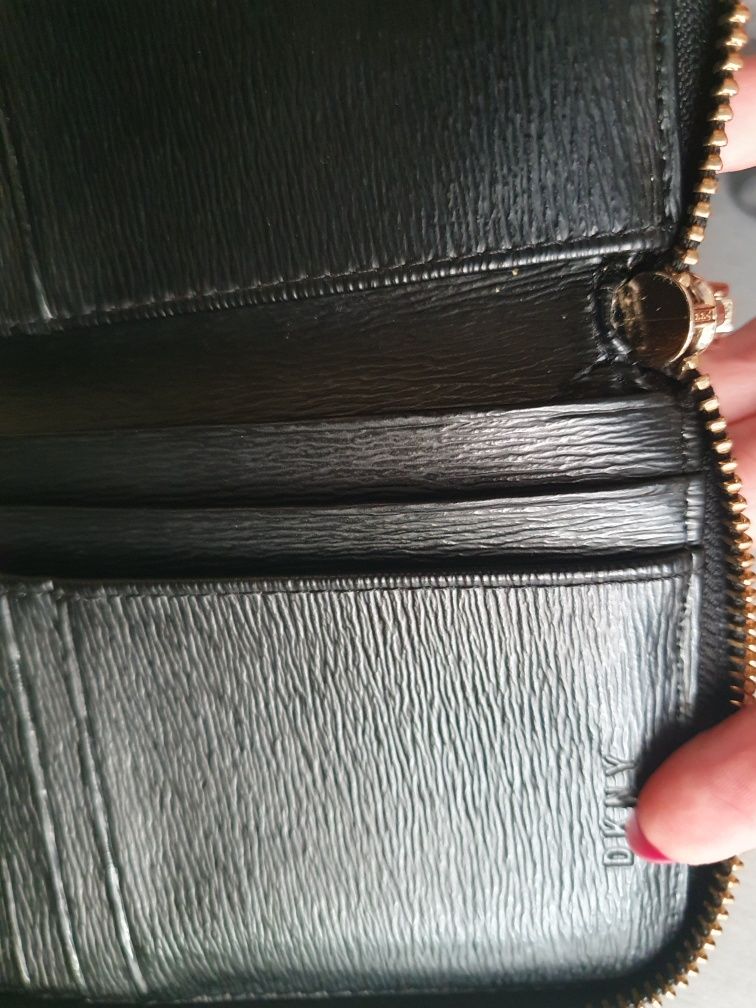 Czarny skórzany portfel DKNY