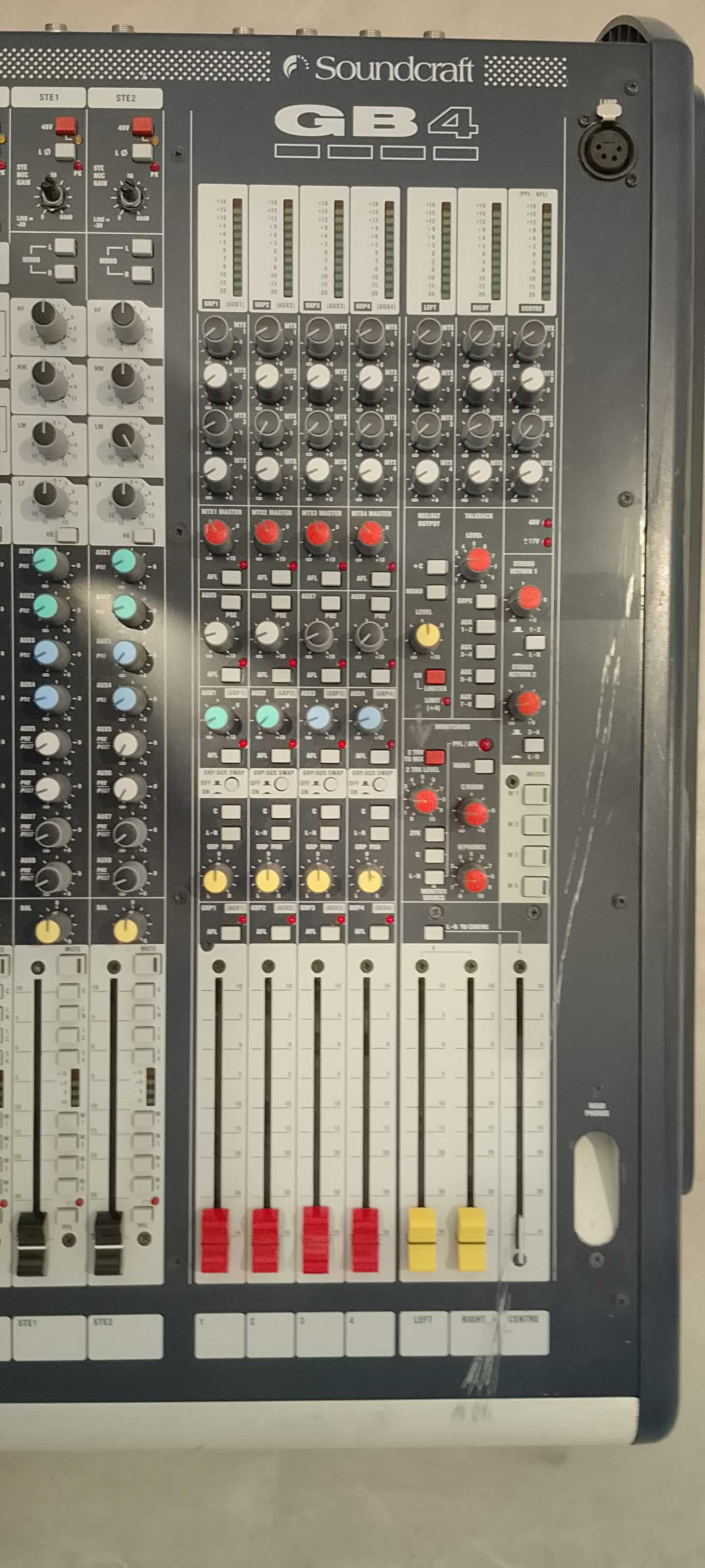 Mesa do som Soundcraft GB4