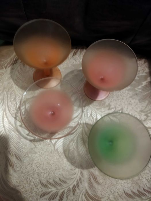 Продам фужери под мартіні ( цвітне скло)