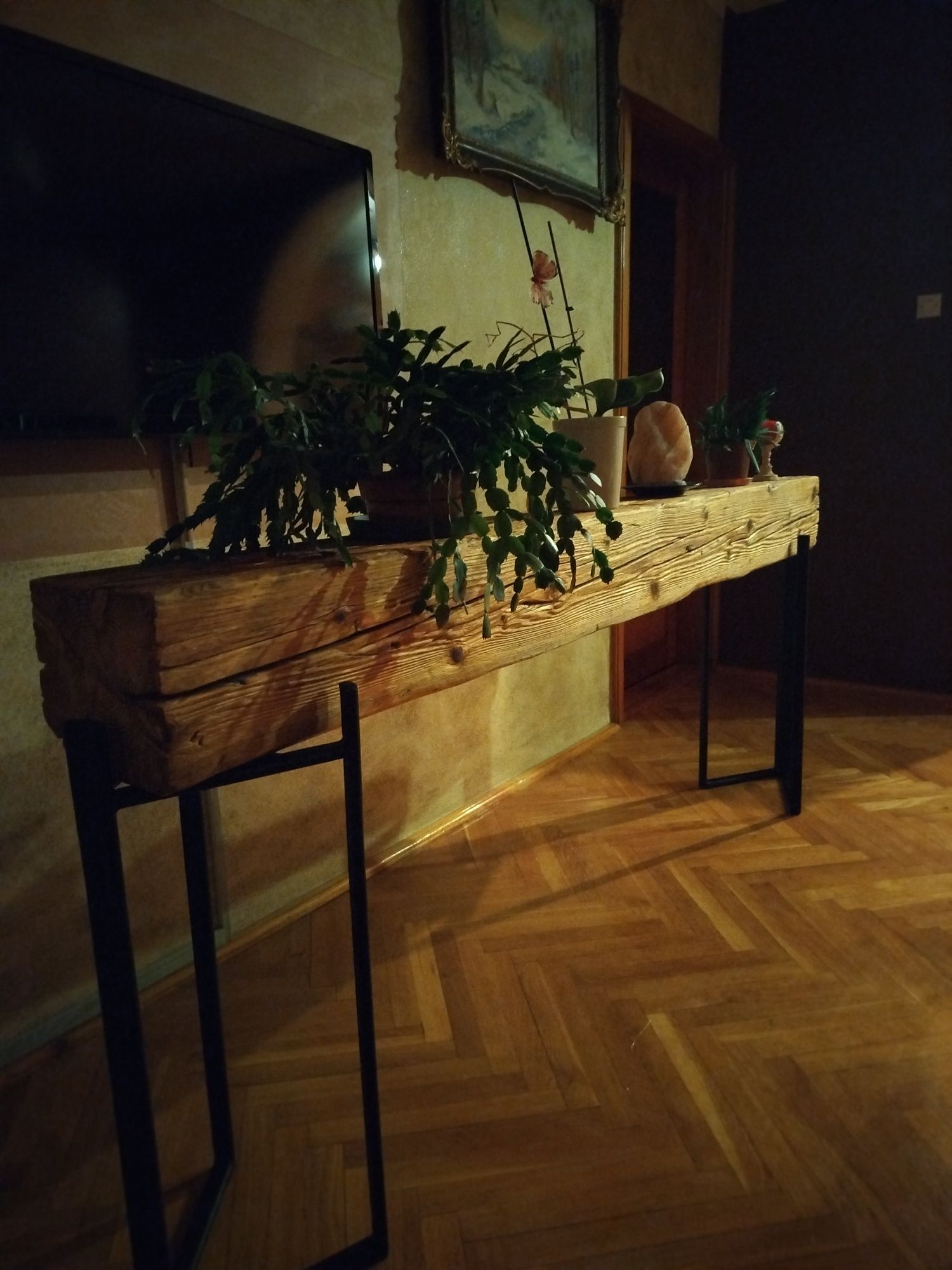 Stara belka rustykalna  na metalowych stopach. .konsola.
