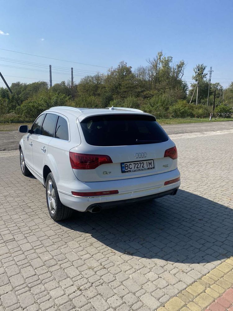 Автомобіль ауді Q7