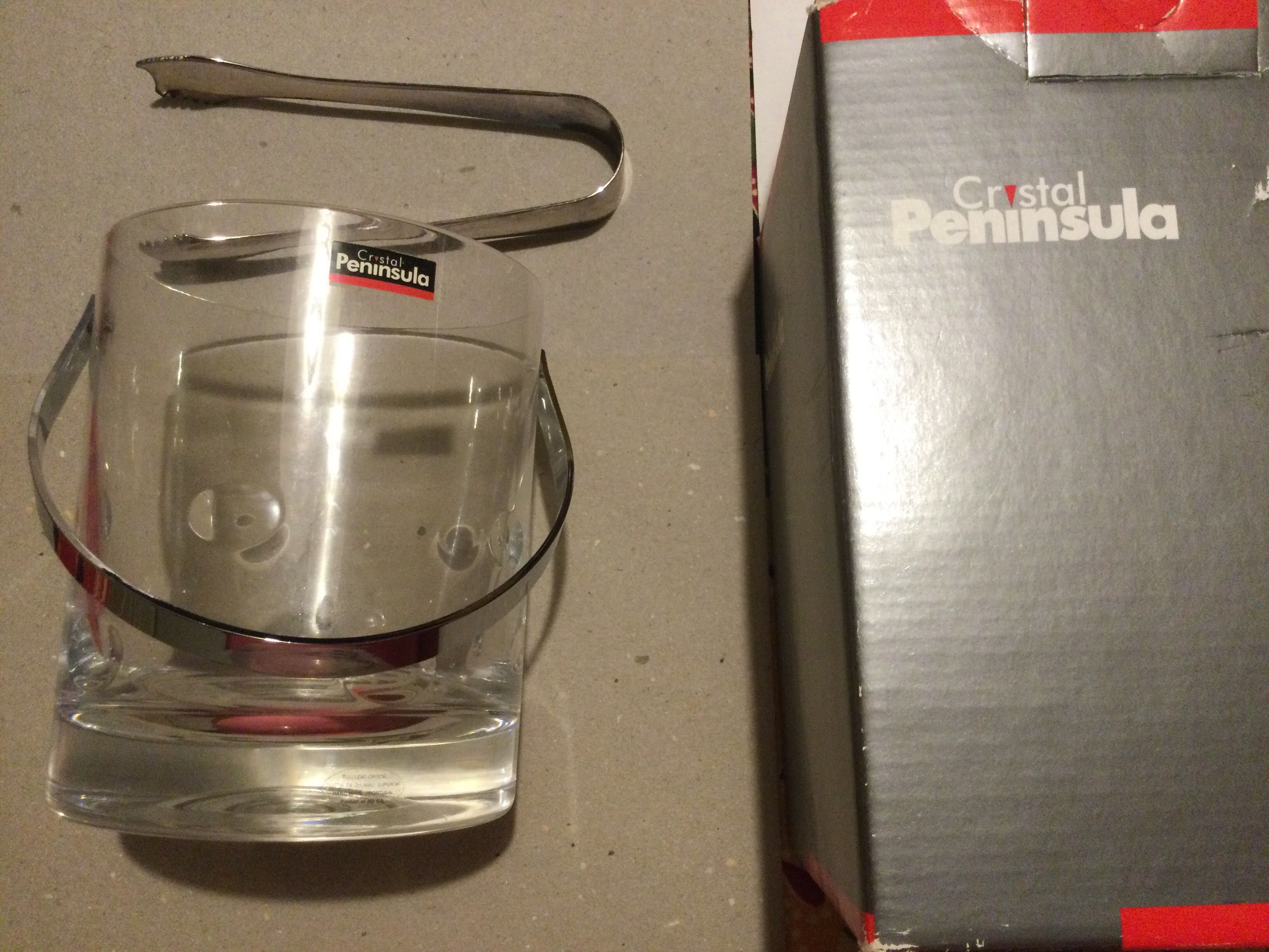 Baldes de gelo cristal e metal