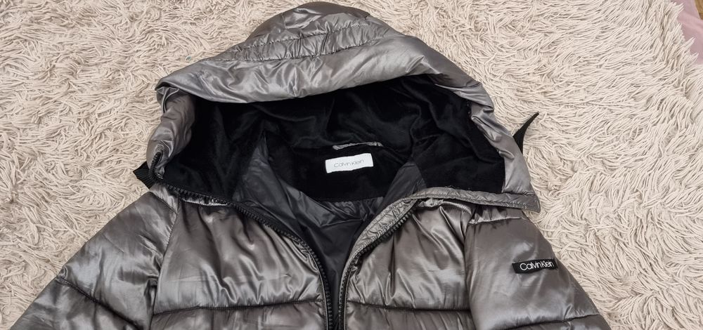 Продам пуховик Calvin Klein оригинал.