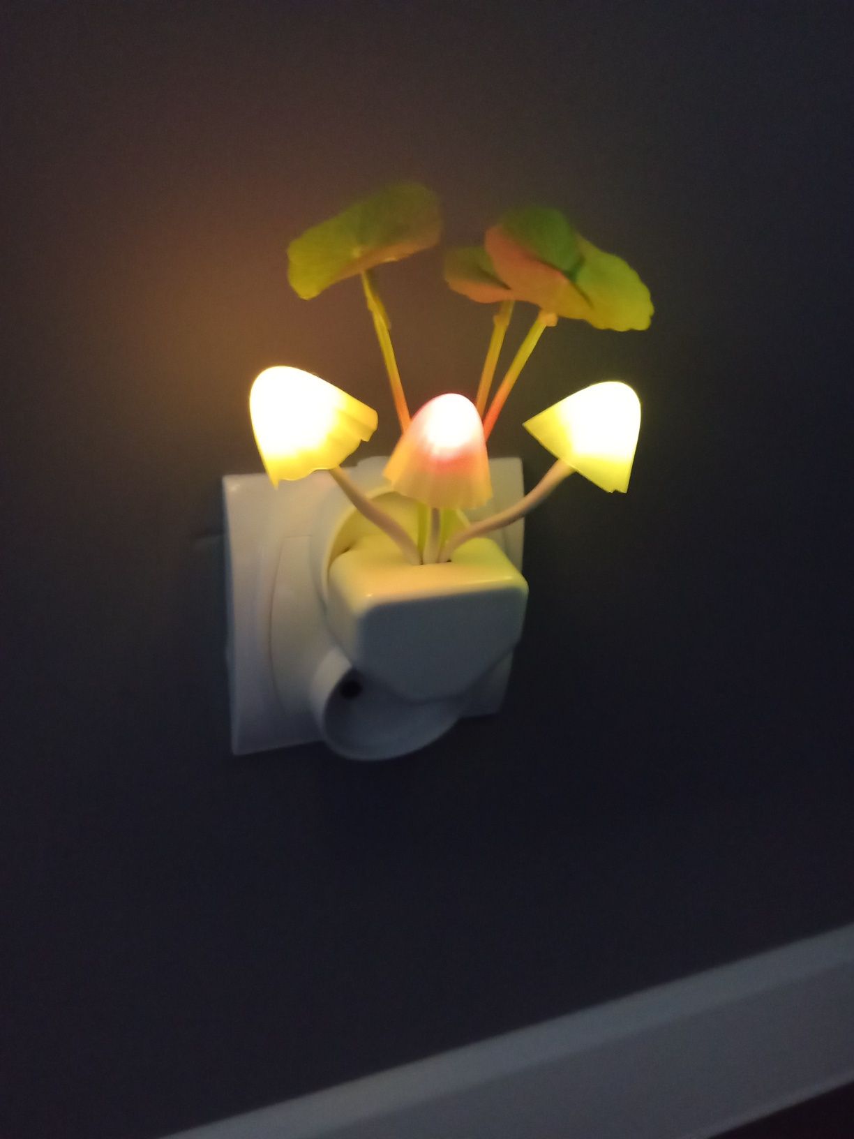 LAMPKA Nocna LED 7 KOLORÓW Czujnik Zmierzchu GRZYB