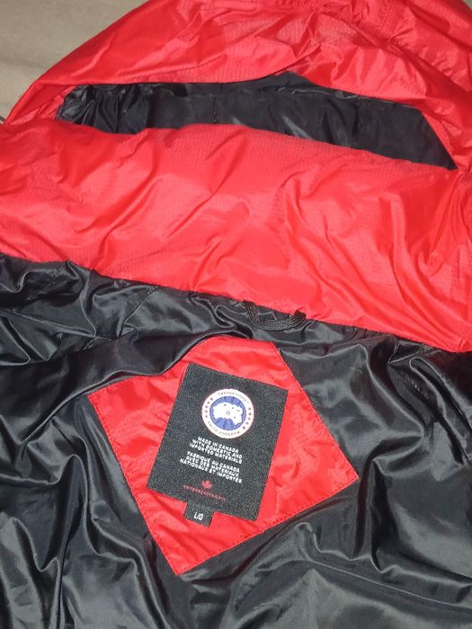 куртка червоного кольору у ромірі