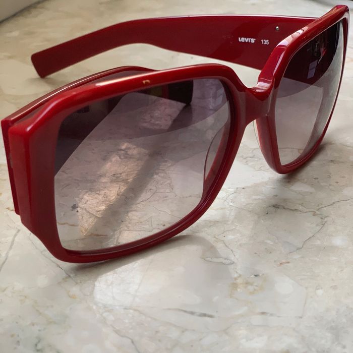 Okulary przeciwsłoneczne Levi’s czerwone z futerałem