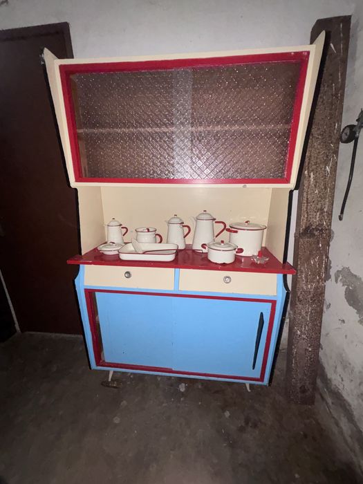 Movel vintage com louça