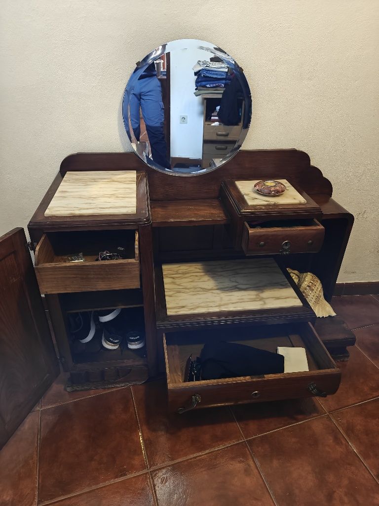 Mobiliário antigo cristaleira cómoda