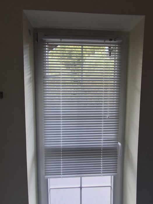 Żaluzja okienna biała aluminiowa 70x130