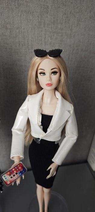 Розпродаж! Барбі в стилі Integrity, комплект з одягом і підставкою