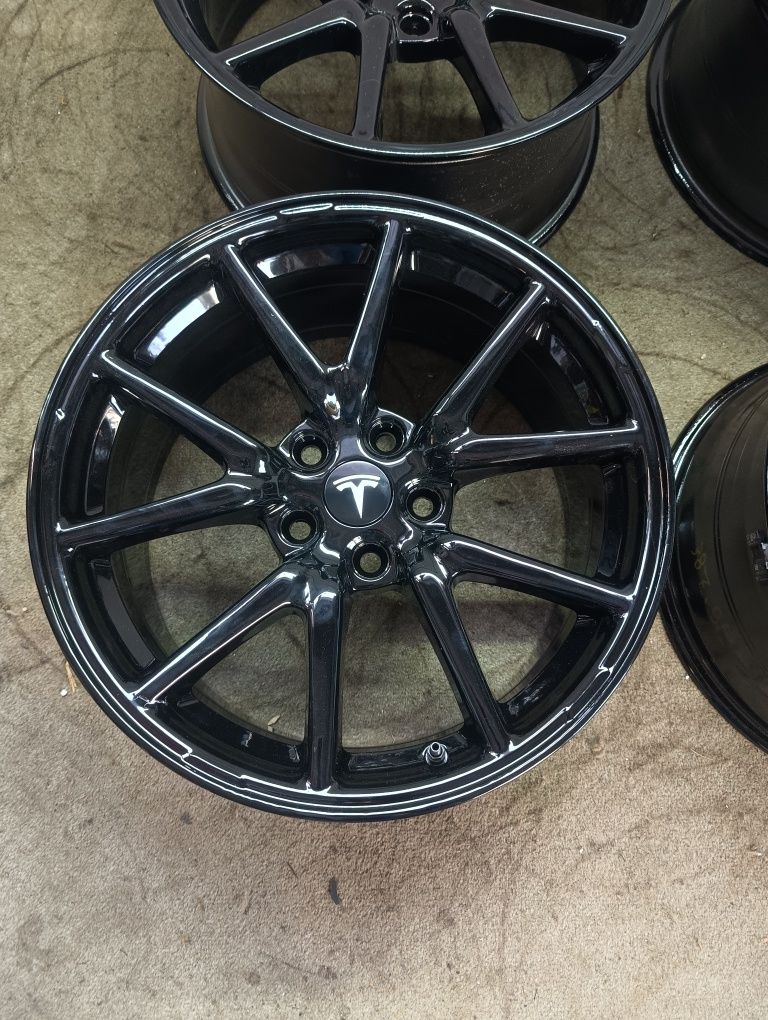Felgi aluminiowe Tesla  ET 40 8,5jx18" 5x114,3 czujniki