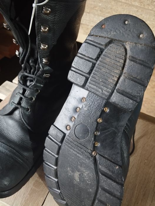 Stare buty wojskowe.