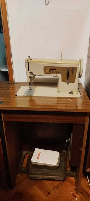 Máquina costura SINGER elétrica com móvel