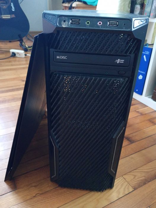 Комп запчастини: корпус, проц + живлення, мамка, пам'ять, дисковод