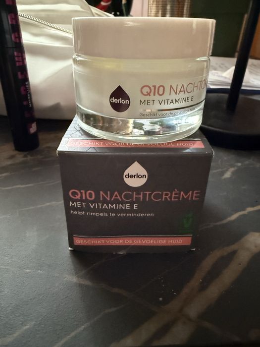 Продам кре для обличчя нічний, помада Ів Роше, лак для нігтів