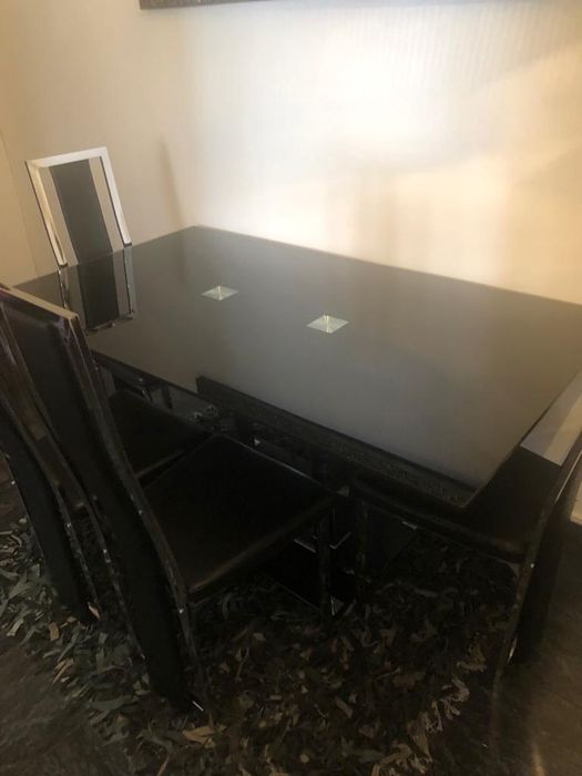 Vendo conjunto mesa e cadeiras