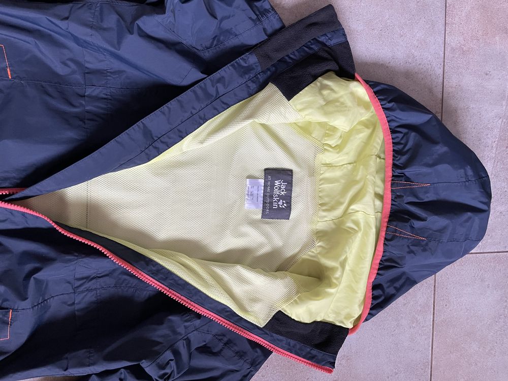 Kurtka wiosna lato Jack Wolfskin 164 L dziewczęca  granatowa
Stan Bdb