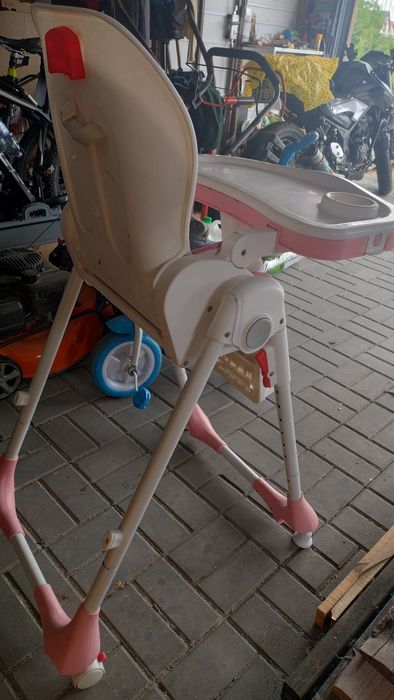 Różowe krzesełko do karmienia na kółkach + gratis