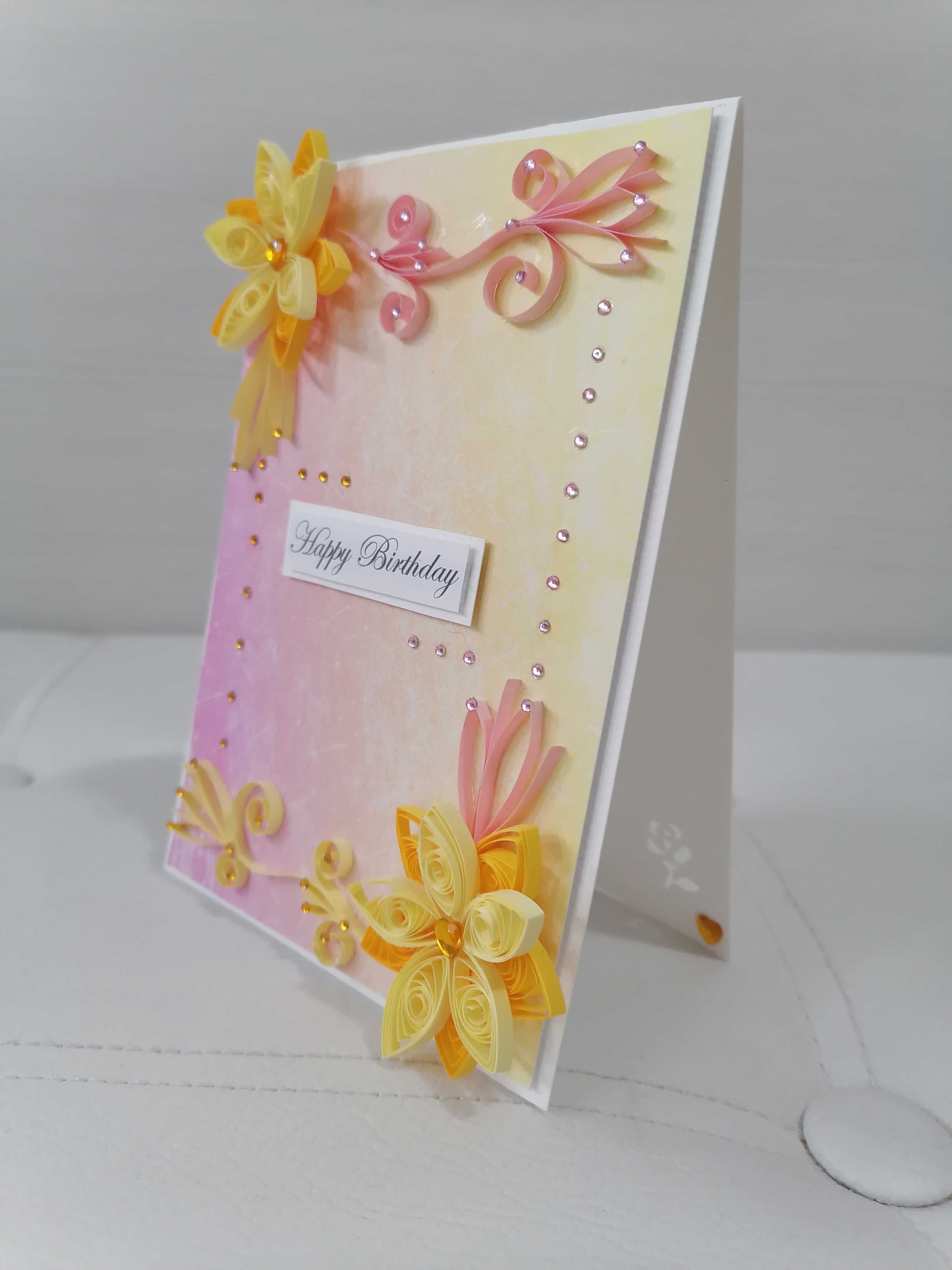 Kartka urodzinowa z qulingu w odcieniach różu z żółtym