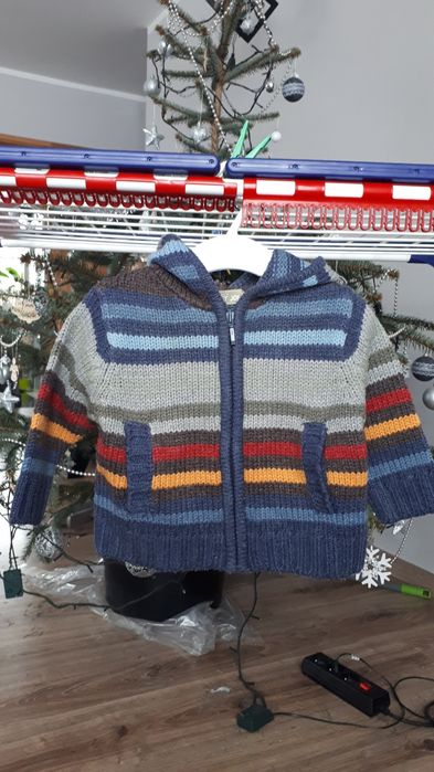 Sweter sweterek chłopięcy na zamek z kapturem 74 cm 6-9 mies