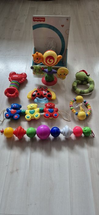 Fisher Price kolorowe drzewko na przyssawce + inne grzechotki. Zestaw.