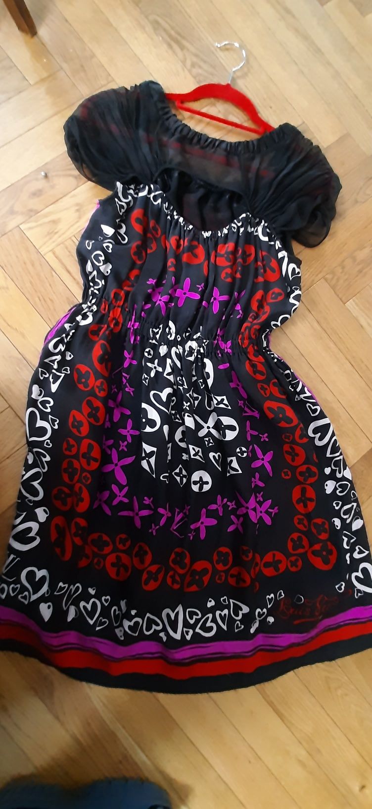 Piękna, jedwabna sukienka z napisem Louis Vuitton LV