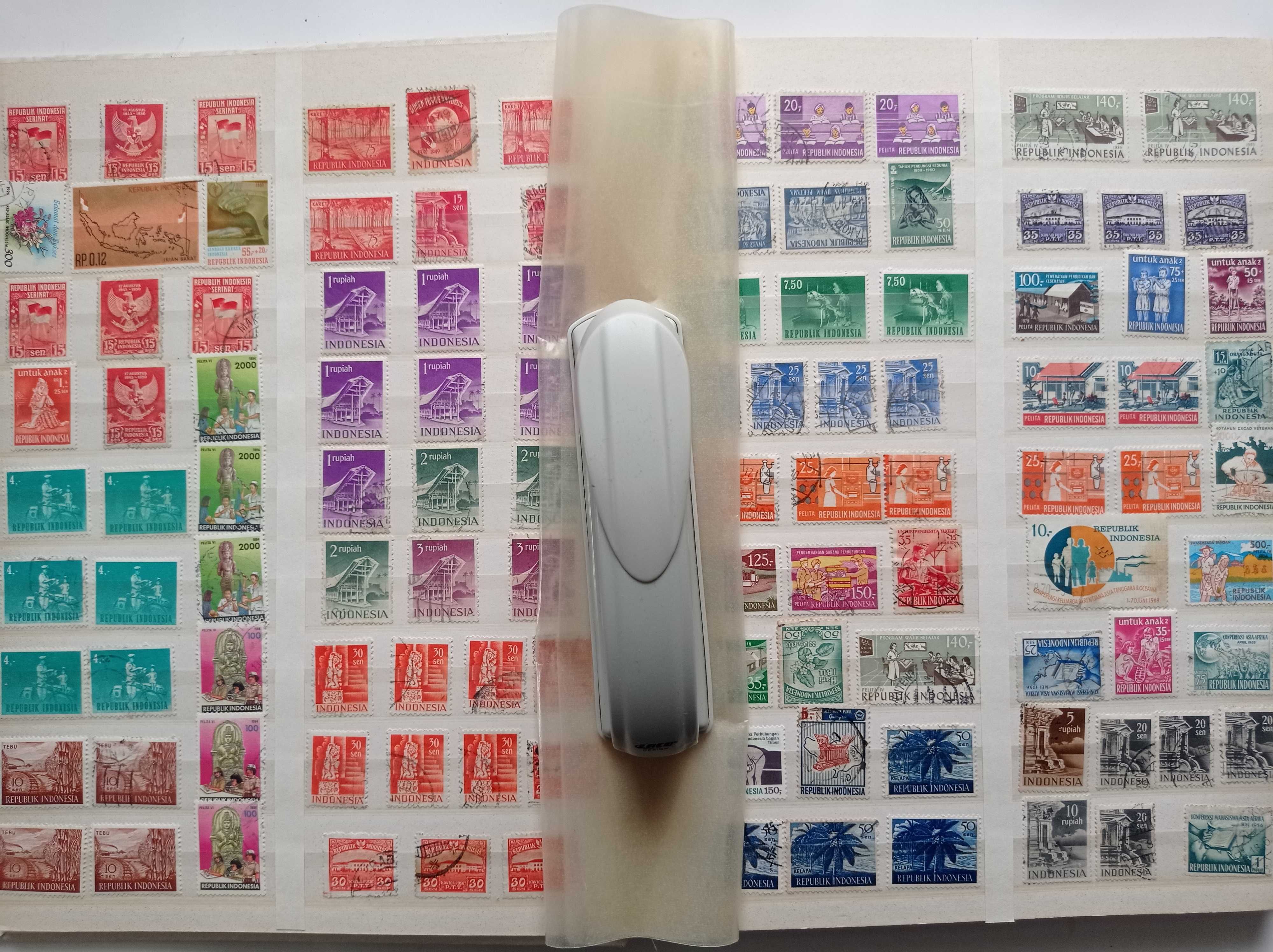 Znaczki pocztowe - Indonezja - 1295 sztuk - lata 1900-70 + klaser.
