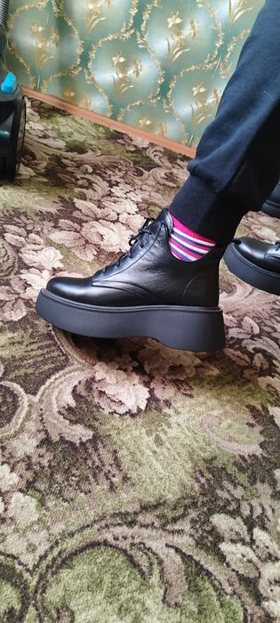 Жіночі нові  шкіряні ботільйони, 40 розмір