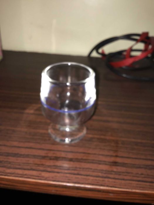 copo pequeno de licor com risca azul