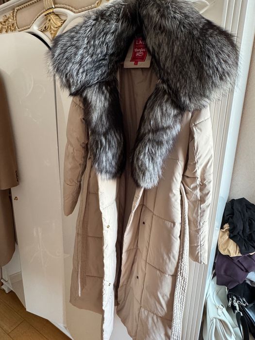 Продам пуховик с натуральным мехом чернобурки