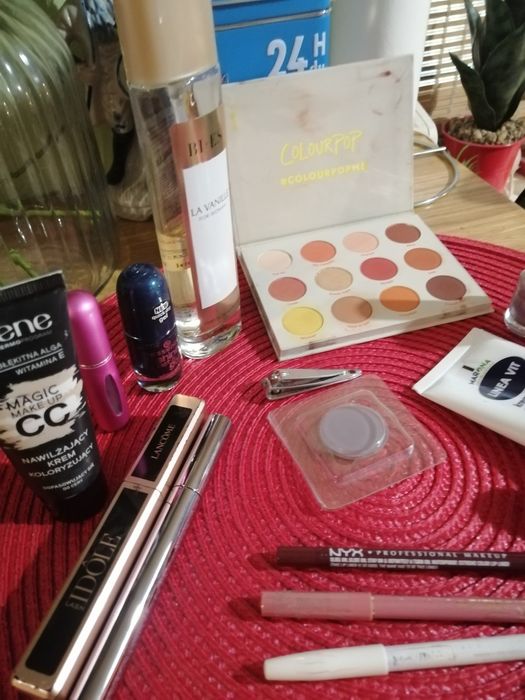 Duży zestaw kosmetyków, 18 szt. + perfumy.