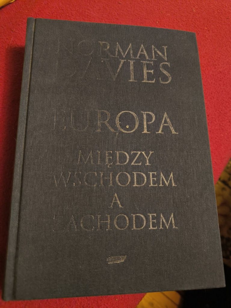 Norman Davies Europa między wschodem a zachodem twarda