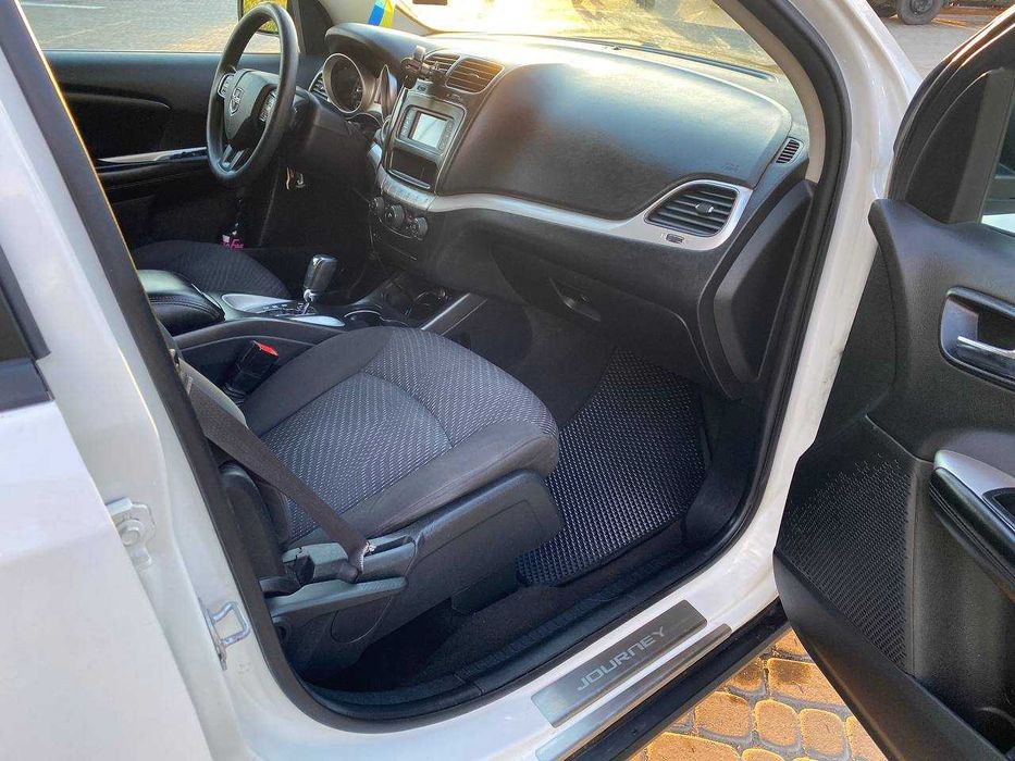 автомобіль Dodge Journey