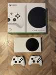 Xbox Series S + 2 pady