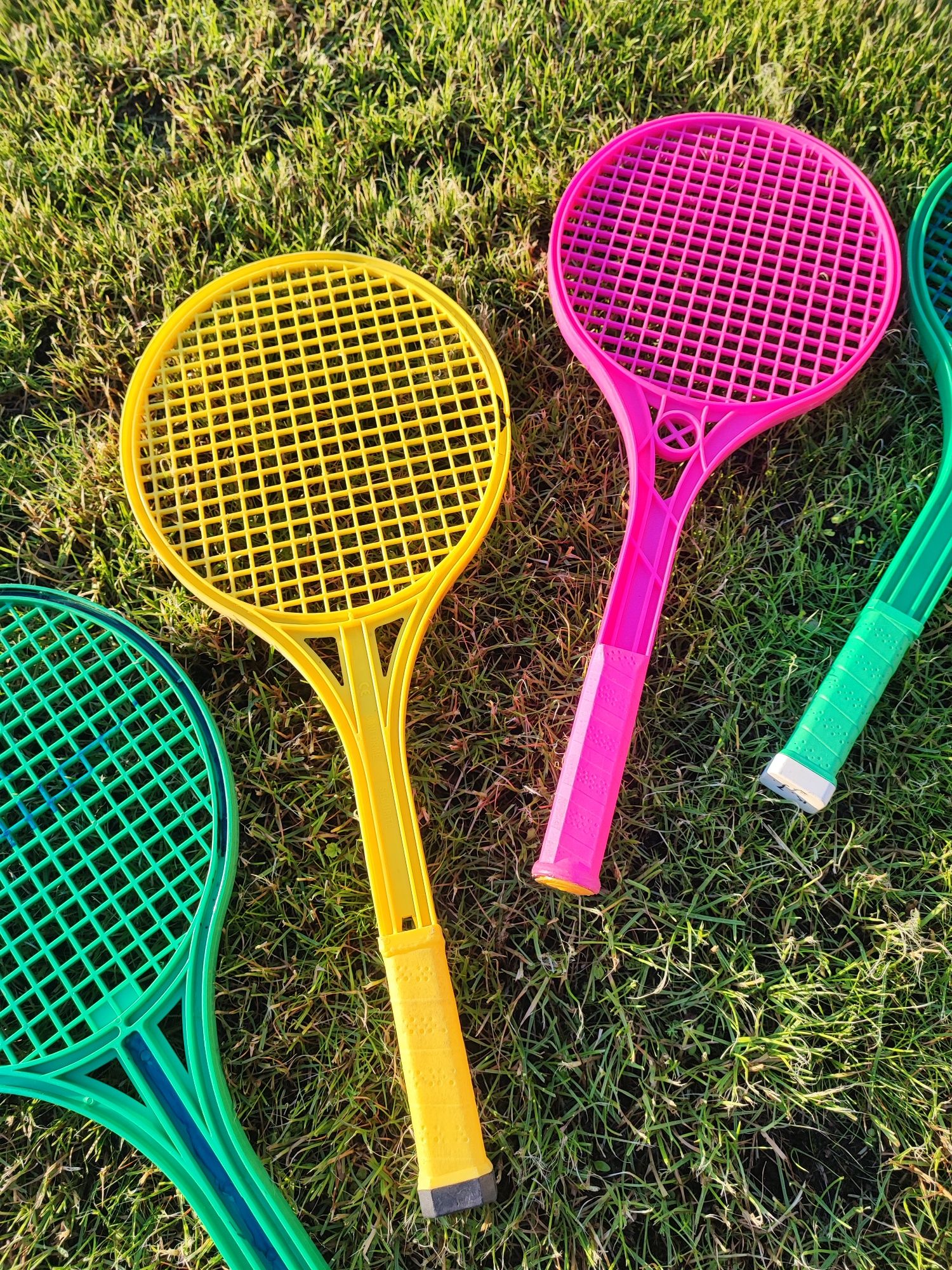 Paletki rakiety plastikowe dla dzieci do tenisa 4szt + 2 piłeczki