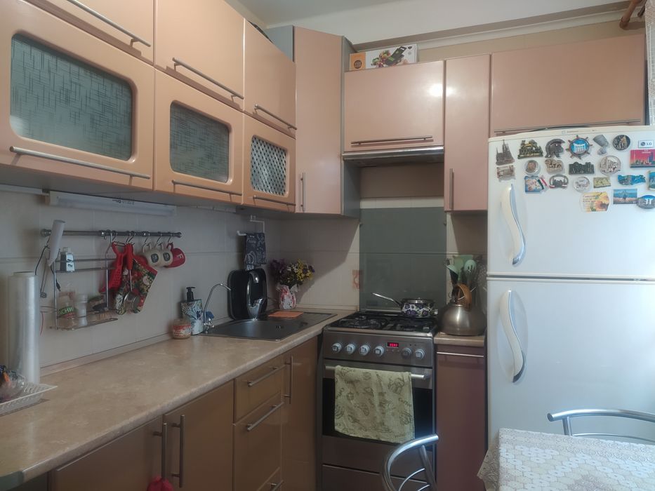 Продам кухню, б/у Розовый глянец 2200х1500 мм