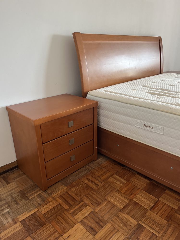 Conjunto de quarto - cama de casal, mesas de cabeceiras