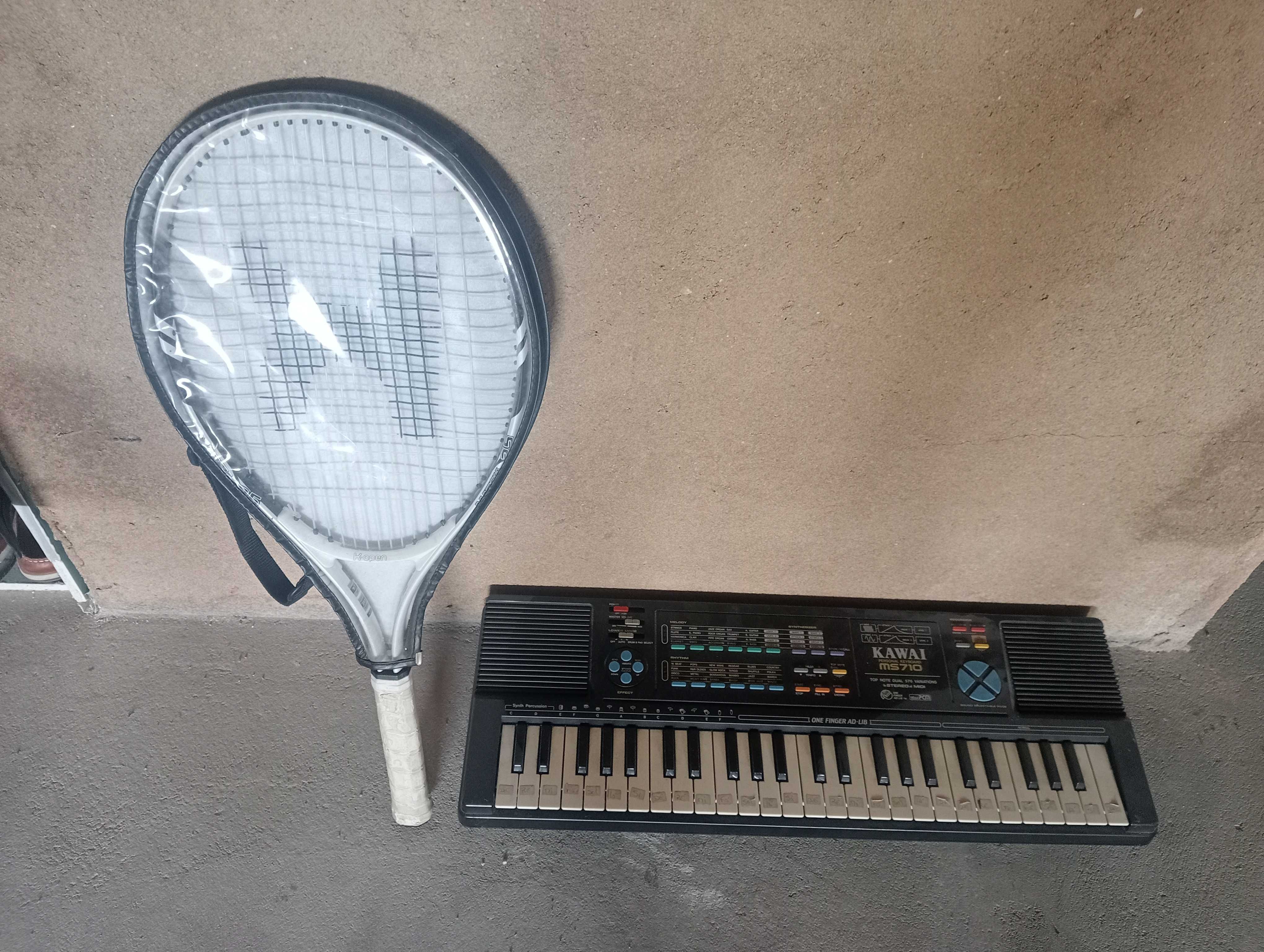 Vendo raquete de tênis mais saco e também vendo este piano