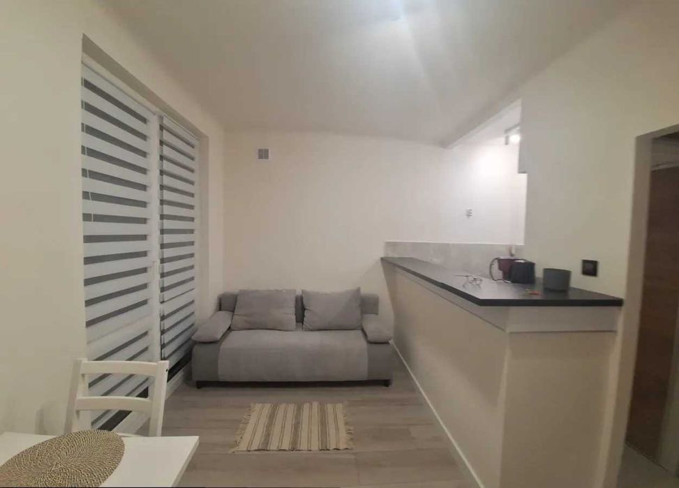 Atrakcyjna kawalerka z aneksem, dużym balkonem, blisko metra