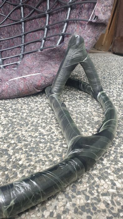 Szary fotel wiszący na balkon, taras. Huśtawka ogrodowa, kokon.