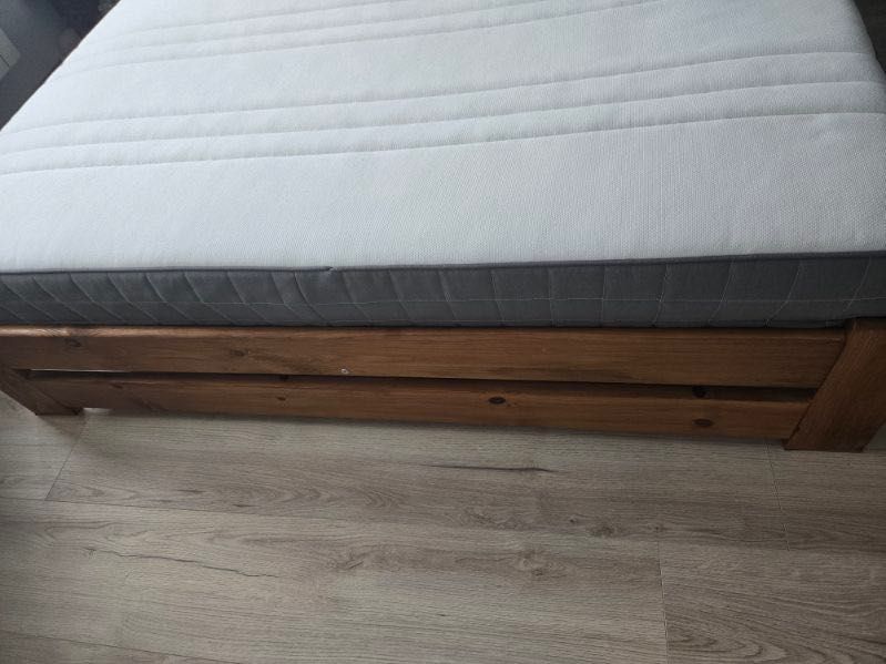 Łóżko i materac do spania 160x200