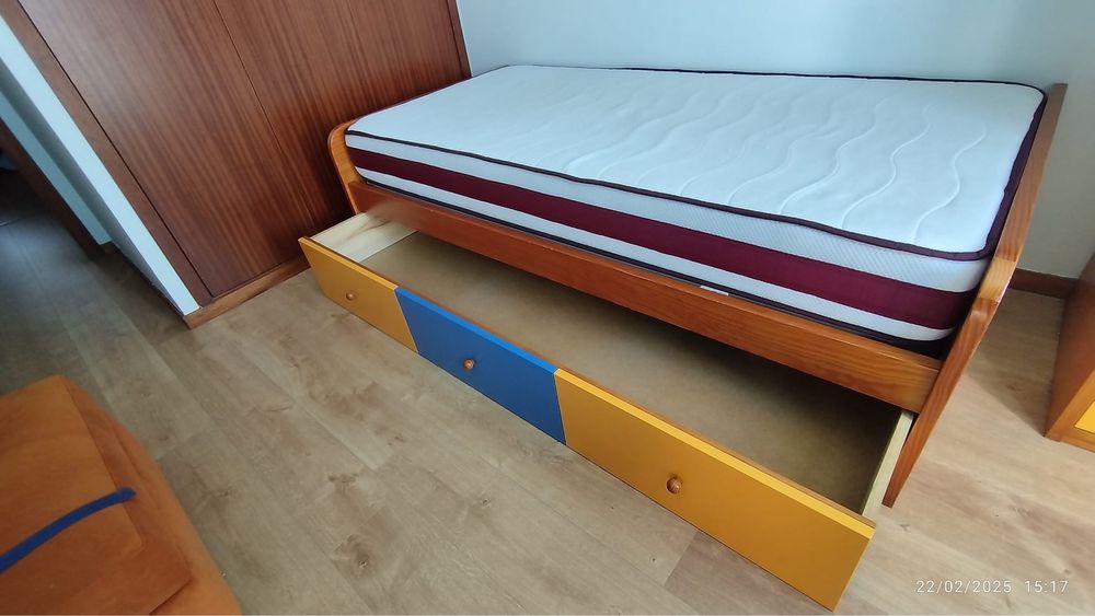 Cama dupla, colchão e móvel