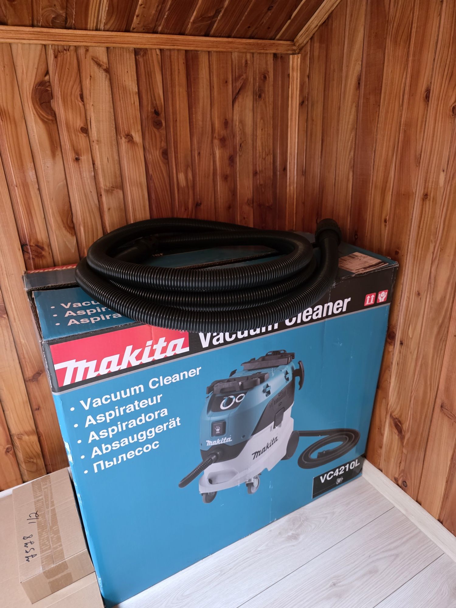 Пилосос MAKITA VC4210LX