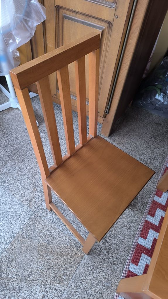 Mesa com 6 cadeiras em madeira