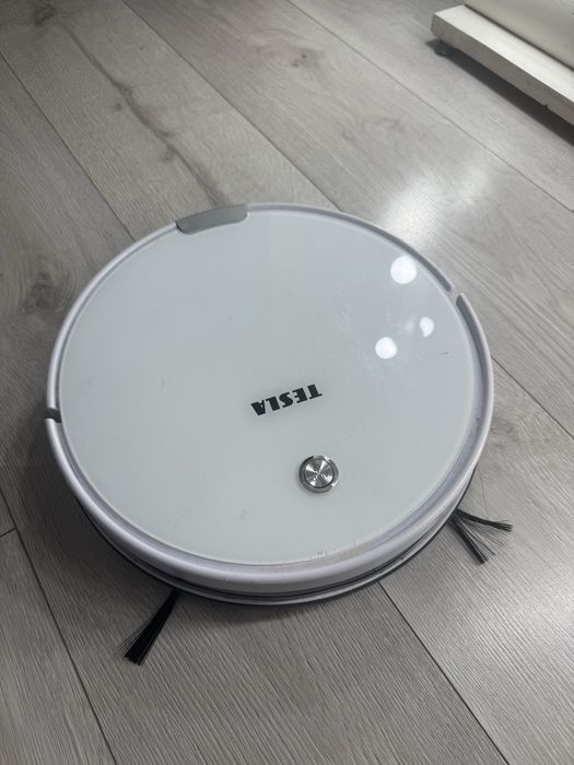 Робот пилосос Tesla