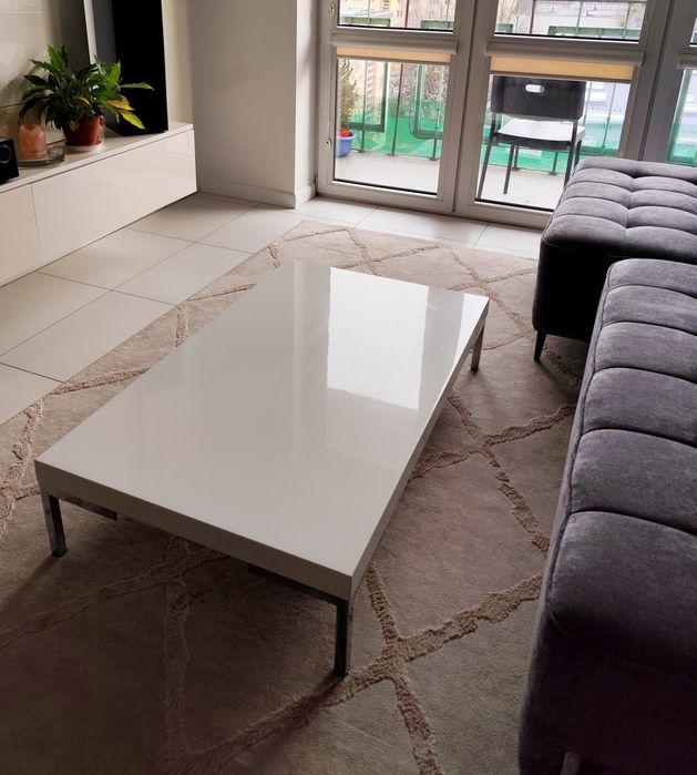 Biały, duży, solidny stolik kawowy. Wysoki połysk, chrom