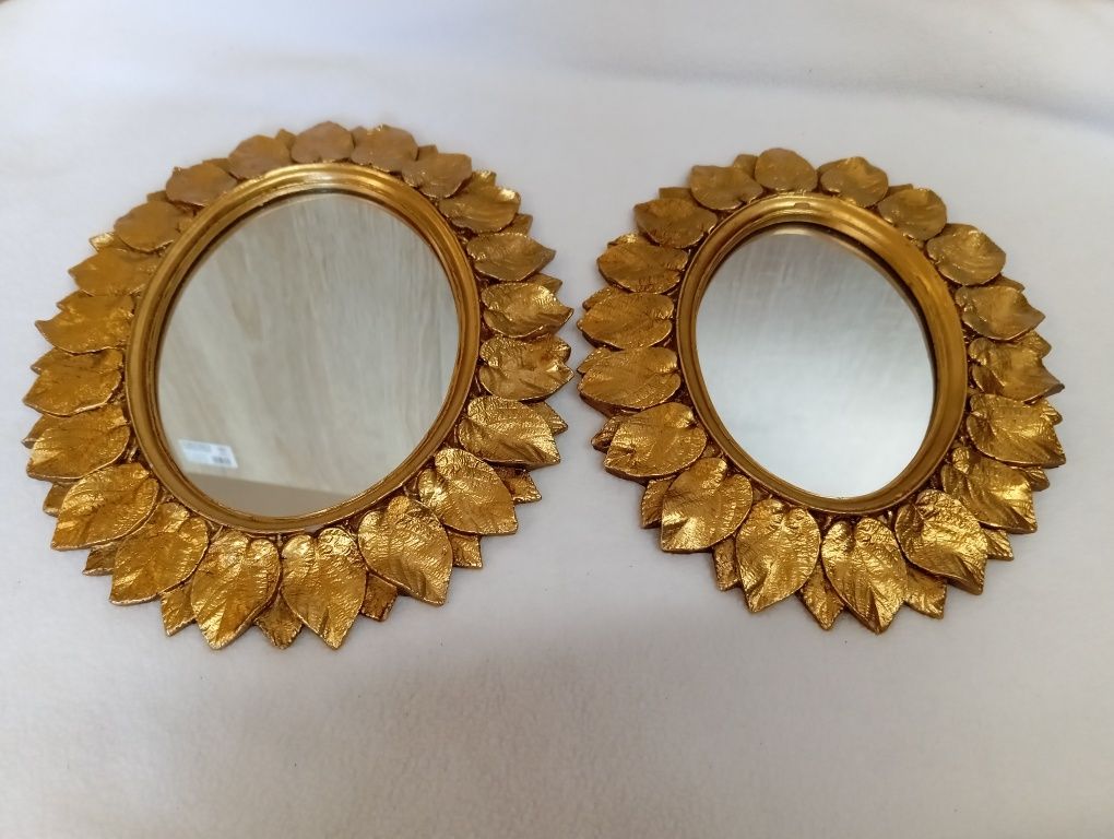 Lustra w złotych ramach