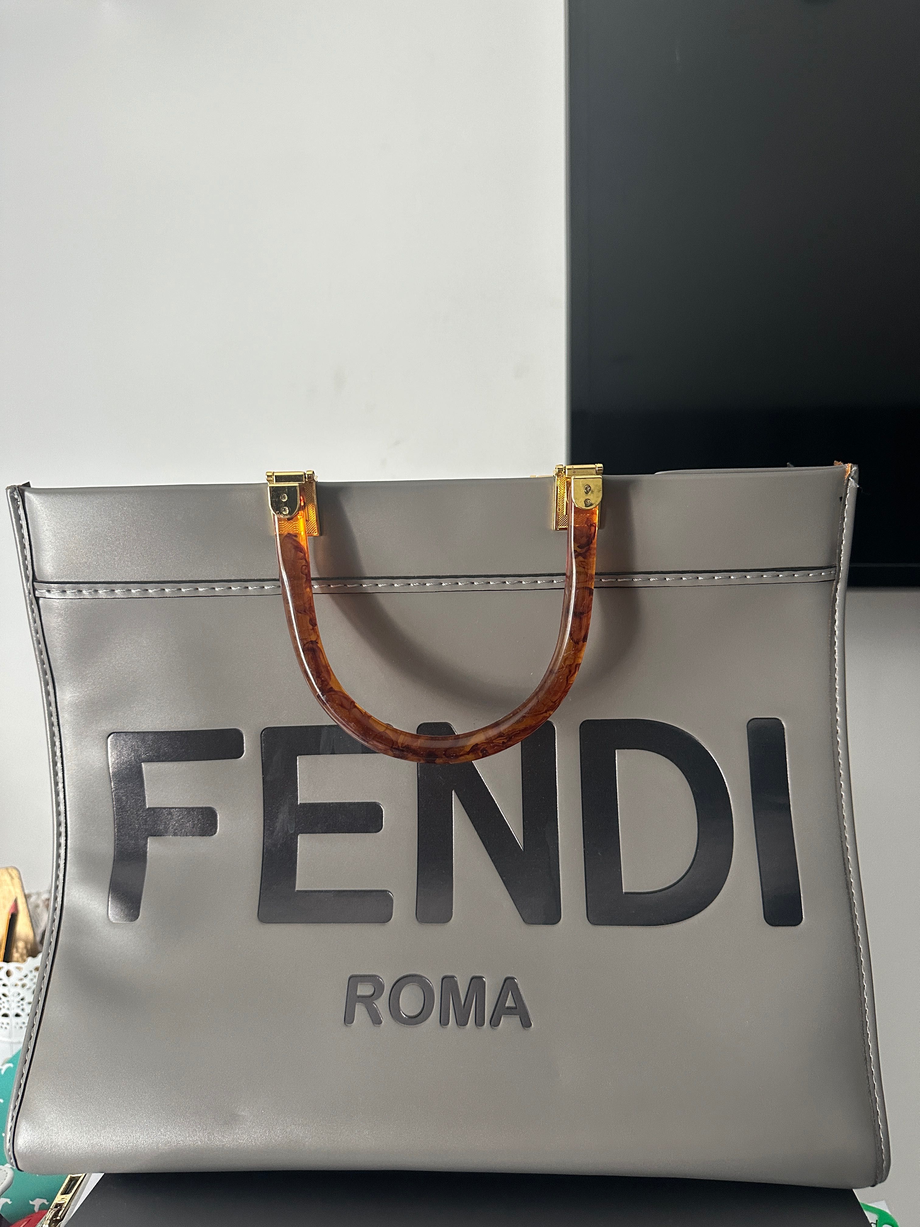 Mala Fendi cinzenta