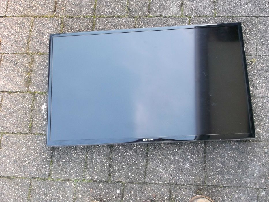 telewizor pionier 40cali oraz samsung 24